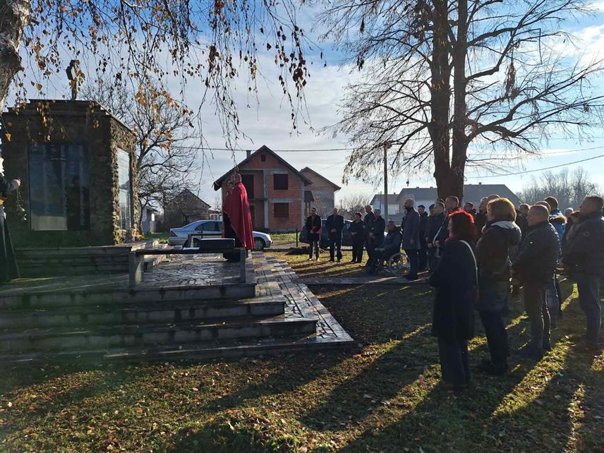 ОЏАК, 7. ДЕЦЕМБАР /СРНА/ - У Tрњаку и Доњој Дубици у федералној општини Оџак данас је обиљежено 80 година од усташког злочина у Другом свјетском рату, када је звјерски убијено 751 лице, од чега 143 дјеце, од којих чак њих 15 млађих од 15 година и 15 беба у колијевци.	