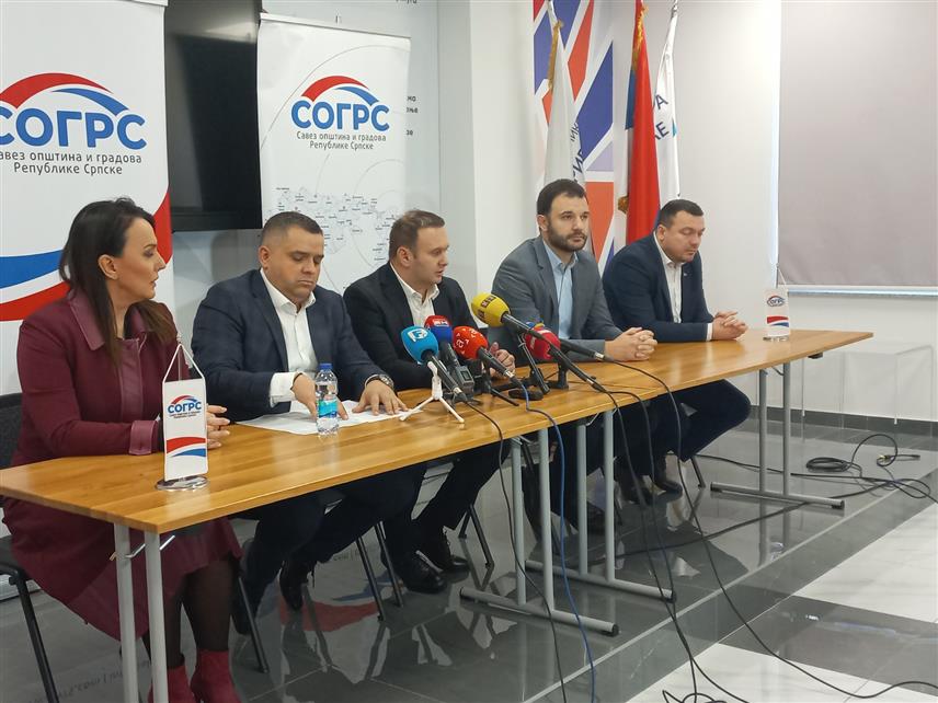 БАЊАЛУКА, 7. ДЕЦЕМБРА /СРНА/ - Предсједник Савез општине и градова Републике Српске Љубиша Ћосић, члан Предсједништва Мирослав Бојић и градоначелник Приједора Слободан Јавор, који је члан Предсједништва Савеза на конференцији за новинаре у Бањалуци.