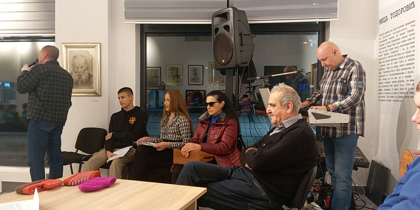ИСТОЧНА ИЛИЏА, 7. ДЕЦЕМБРА /СРНА/ - Вечерас је у организацији Градске организације слијепих и слабовидих Источно Сарајево и Удружења обољелих од мултипле склерозе Сарајевско-романијске регије одржана културна манифестација на којој се 12 учесника представило кроз књижевна и музичка дјела, али и рукотворине.