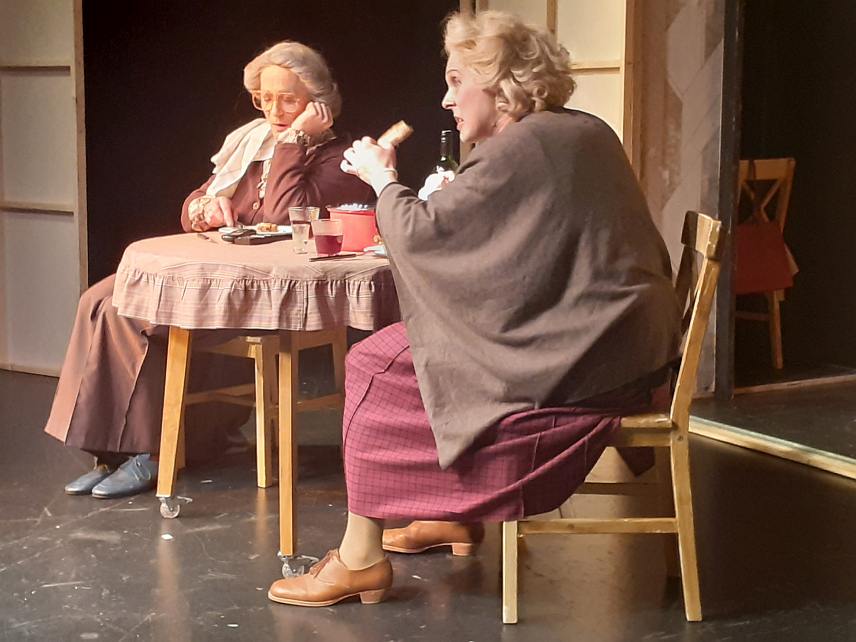 ИСТОЧНО САРАЈЕВО, 8. ДЕЦЕМБРА /СРНА/ - На сцени Културног центра Источно Ново Сарајево синоћ су изведене монодрама "Најбољи човјек на свијету", а потом и представа "Не дај се, генерацијо", која је одушевила публику.