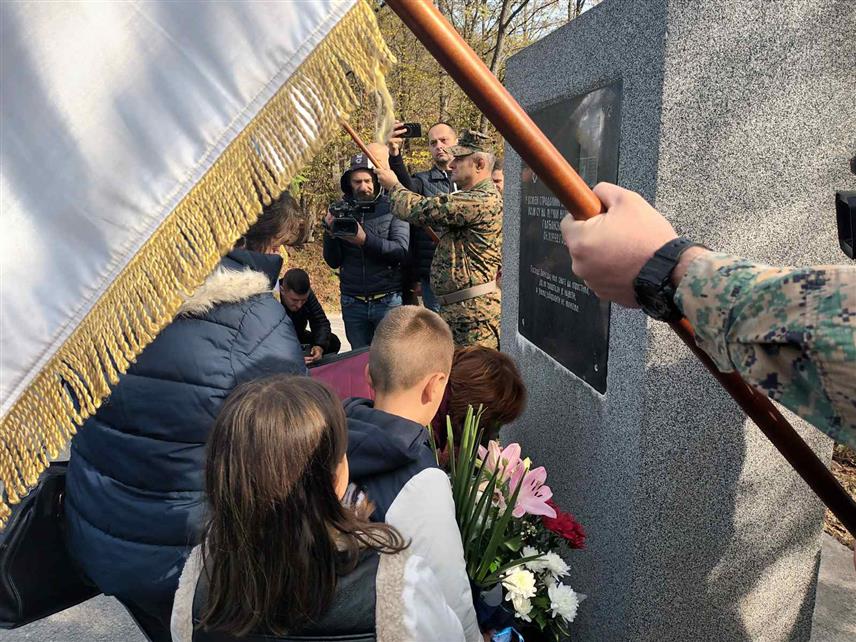 ЗВОРНИК, 8. ДЕЦЕМБРА /СРНА/ - Правосуђе БиХ и даље је нијемо на злочин на Глођанском брду код Зворника када су муслимани на најсвирепији начин убили 126 припадника ВРС, као и на брутална убиства Срба у Подрињу, али у међувремену хапсе српске борце због наводних оптужби, кажу у Градској организацији породица погинулих и заробљених бораца и несталих цивила Зворник.