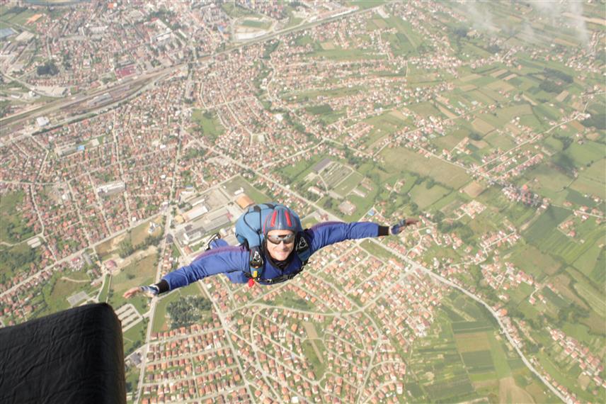 ПРИЈЕДОР, 8. ДЕЦЕМБРА / СРНА/ - Аеро-клуб "Приједор" с поносом његује традицију прве партизанске авијације, дјелује већ 72 године и једина је организација ове врсте у БиХ која је успјела да опстане са свим секцијама - једриличарском, падобранском, пилота опште авијације, ултра-лаког летења, ваздухопловних моделара и Секцијом ветерана и симпатизера.
