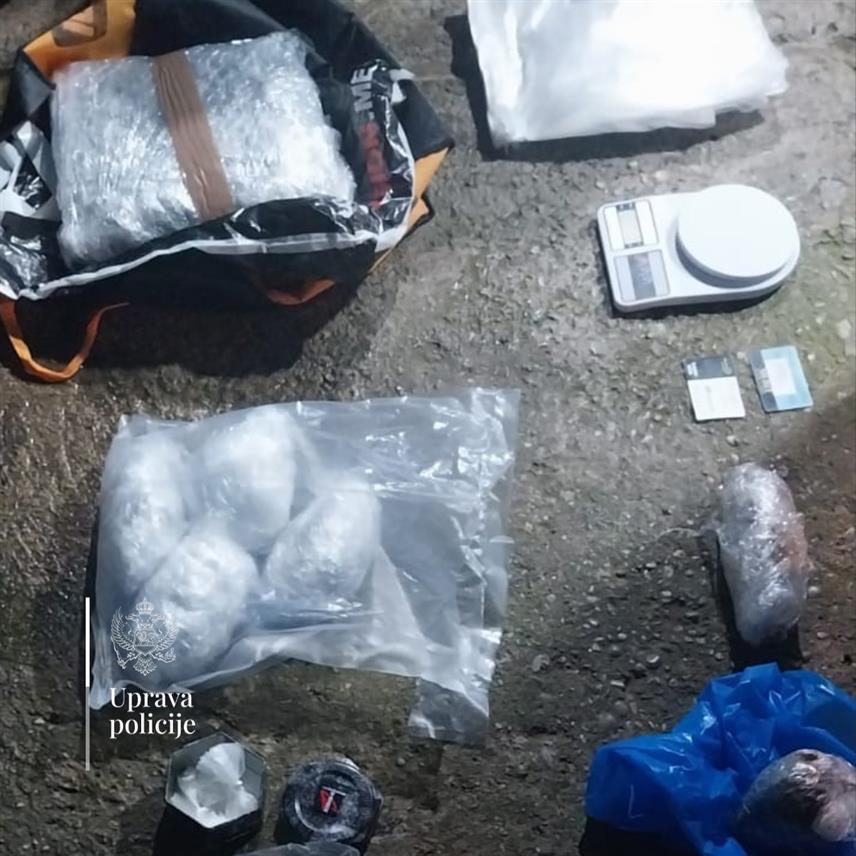 ПОДГОРИЦА, 8. ДЕЦЕМБРА /СРНА/ - Подгоричка полиција ухапсила је младића чији су иницијали П. Р. /20/ код којег је пронашла више од 1,7 килограма марихуане и мању количину кокаина.