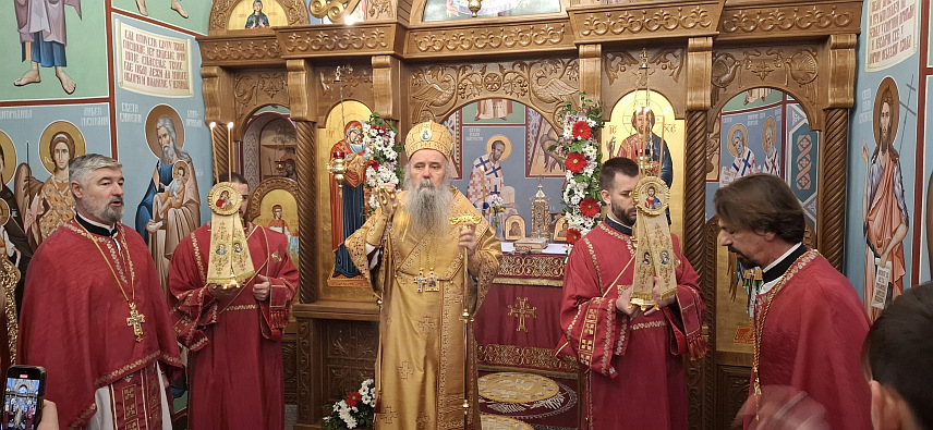 БРОД, 8. ДЕЦЕМБРА / СРНА/ - Његово високопреосвештенство архиепископ и митрополит зворничко-тузлански Фотије у храму Рођења Пресвете Богородице у Винској освештао је живопис храма и служио литургију.	
