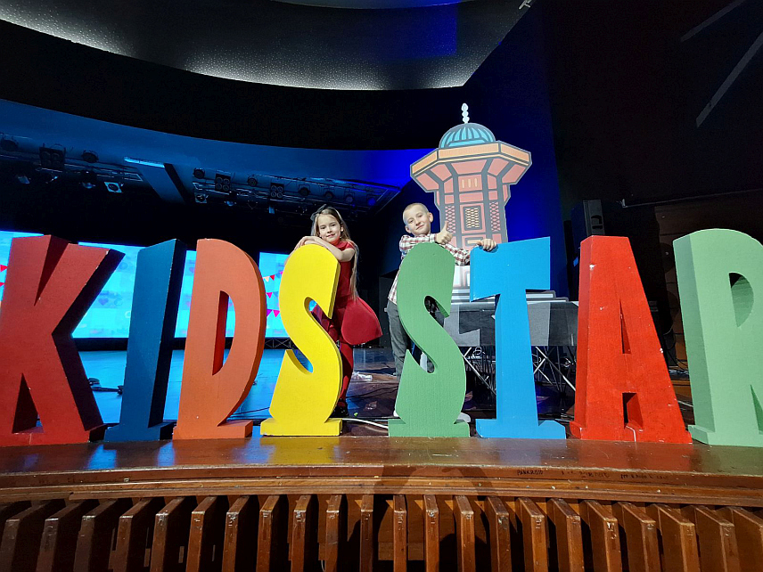 МРКОЊИЋ ГРАД, 8. ДЕЦЕМБРА /СРНА/ - Дражена Марковић и Арсеније Кежић, чланови Градског хора "Мали принц" из Мркоњић Града, освојили су награду за најбољу дуетску пјесму на Међународном фестивалу дјечије музике у Сарајеву.