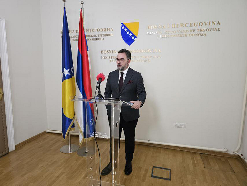 САРАЈЕВО, 9. ДЕЦЕМБРА /СРНА/ - Замјеник предсједавајуће Савјета министара Сташа Кошарац на конференцији за новинаре у Сарајеву изјавио је да не постоје услови за одржавање данашње ванредне сједнице Савјета министара.