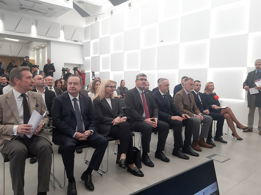 БЕОГРАД, 9. ДЕЦЕМБРА /СРНА/ - Скуп у Београду "Свијет 2025" коме присуствује министар унутрашњих послова Србије Ивица Дачић и амбасадор БиХ у Србији Александар Врањеш.