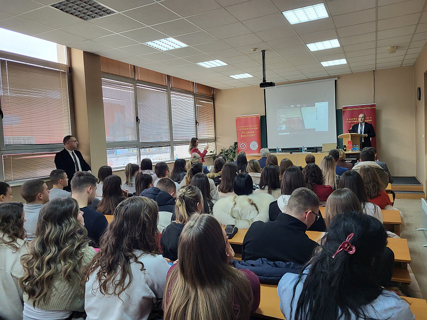 ПАЛЕ, 9. ДЕЦЕМБРА /СРНА/ - Делегација Уралског федералног универзитета из Јекатеринбурга одржала је данас на Правном факултету Универзитета у Источном Сарајеву предавање за наставнике и студенте на којем је истакнуто да ова два универзитета дијеле исте вриједности, те да је због тога важан наставак сарадње у области размјене наставника и студената.