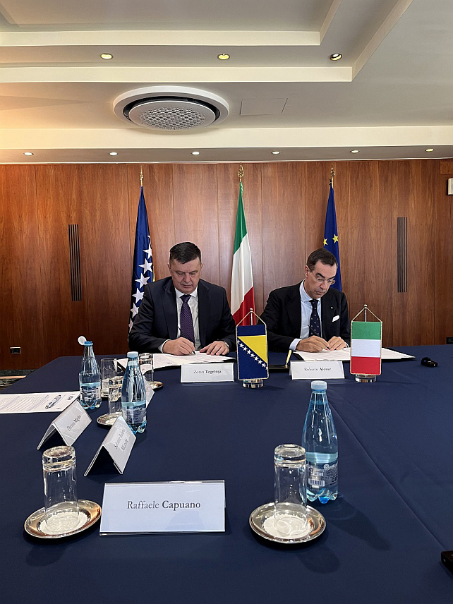 БАЊАЛУКА, 9. ДЕЦЕМБРА /СРНА/ - Директор Управе за индиректно опорезивање /УИО/ БиХ Зоран Тегелтија и генерални директор италијанске Агенције за царине и монополе Роберто Алесe потписали су у Риму протокол о унапређењу царинске сарадње.