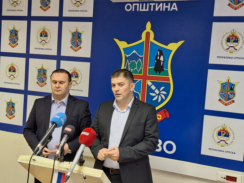 ИСТОЧНО САРАЈЕВО, 9. ДЕЦЕМБРА /СРНА/ - Начелник општине Трново Мирослав Бјелица са градоначелником Источног Сарајева Љубишом Ћосићем, на конференцији за новинаре након састанка.