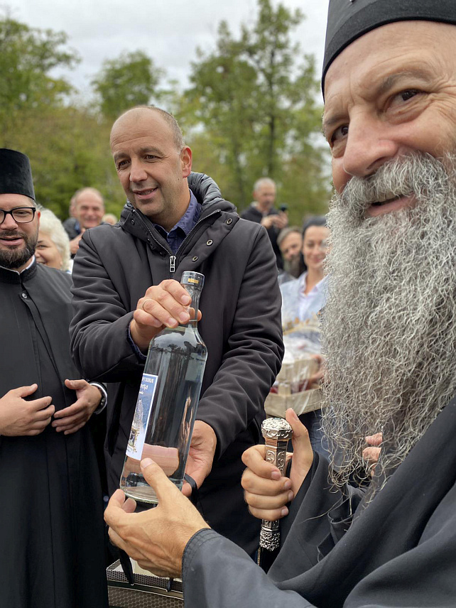 ДРВАР, 9. ДЕЦЕМБРА /СРНА/ - Ракија од крушке из Награђа код Дрвара препознатљивог је квалитета и укуса, те представља уникат јер је производи само неколико домаћинстава, а као поклон уручена је бројним званичницима, међу којима су предсједник Републике Српске Милорад Додик и Његова светост патријарх српски Порфирије.