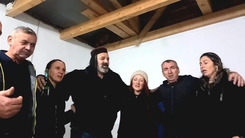 КУПРЕС, 9. ДЕЦЕМБРА /СРНА/ - Купрешки Срби ове зиме у своја села враћају прела и сијела, старе обичаје који су некад били прилика да се мјештани села окупљају и друже, посебно у зимским данима.