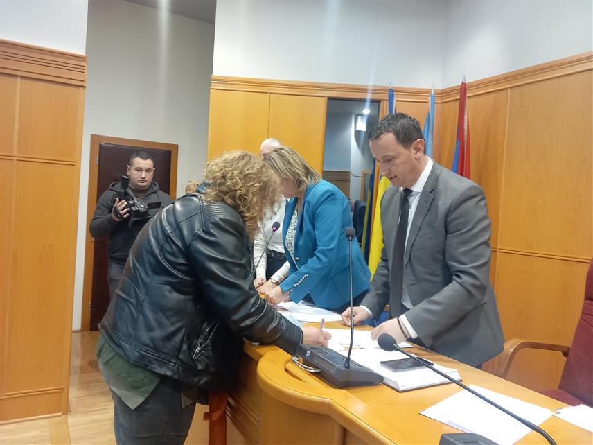 ТРЕБИЊЕ, 9. ДЕЦЕМБРА /СРНА/ - У Градској управи Tребиње данас су уручена рјешења о новчаној подршци родитељима 86 дјеце која похађају школе у подручним одјељењима, за шта је из градског буџета издвојено 60.525 КМ.