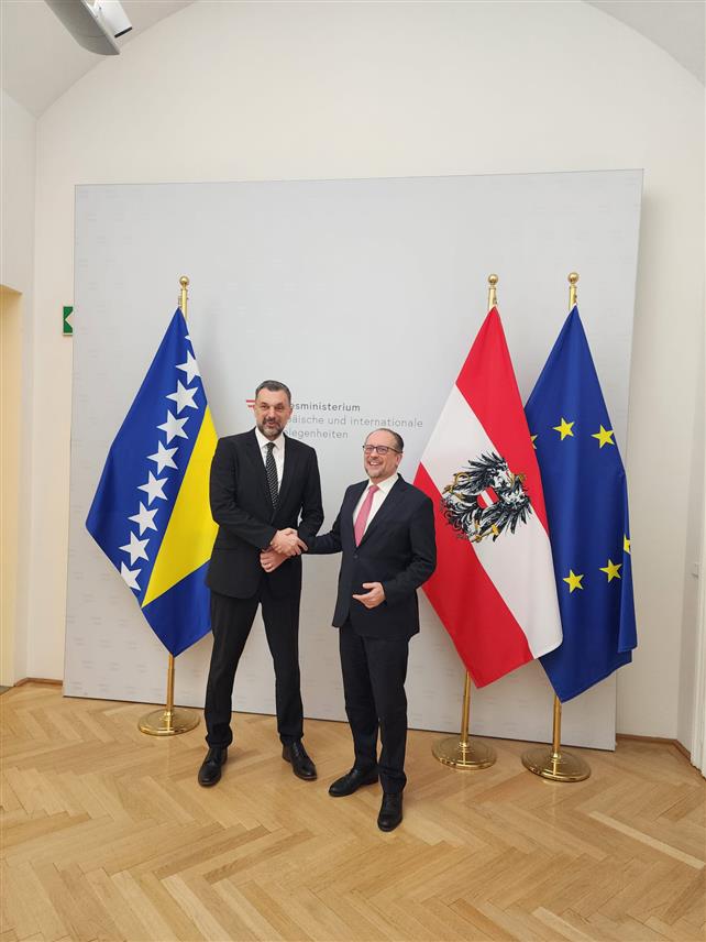 САРАЈЕВО, 9. ДЕЦЕМБРА /СРНА/ - На данашњем састанку министра иностраних послова у Савјету министара Елмедина Конаковића са савезним министром за европске и међународне послове Аустрије Александером Шаленбергом одржана је примопредаја једногодишњег предсједавања Стратегији ЕУ за дунавску регију, коју од Аустрије од 1. јануара преузима БиХ.