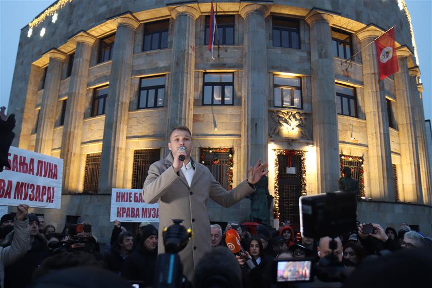 БАЊАЛУКА, 9. ДЕЦЕМБРА /СРНА/ - Градоначелник Бањалуке Драшко Станивуковић у обраћању грађанима окупљеним испред Палате Републике у Бањалуци. /Фото - Борислав Здриња/