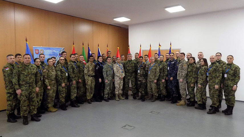 БЕОГРАД, 9. ДЕЦЕМБРА /СРНА/ - У бази "Југ" код Бујановца успјешно је реализован тронедјељни међународни курс за штабне официре УН који су похађали припадници Војске и МУП-а Србије и оружаних снага из девет држава.