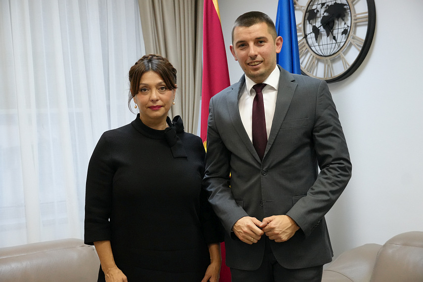 ПОДГОРИЦА, 9. ДЕЦЕМБРА /СРНА/ - Министар трговине и туризма Републике Српске Денис Шулић на састанку са црногорским министром туризма Симонидом Кордић у Подгорици