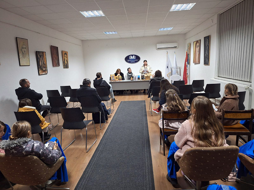 ШАМАЦ, 9. ДЕЦЕМБРА /СРНА/ - У Галерији Центра за културу у Шамцу, у организацији Књижевног клуба "Младост" из Модриче, промовисан је роман Марка Марковића "Покајник", који је у добио прву награду на "Дринским књижевним сусретима" у Зворнику.	
