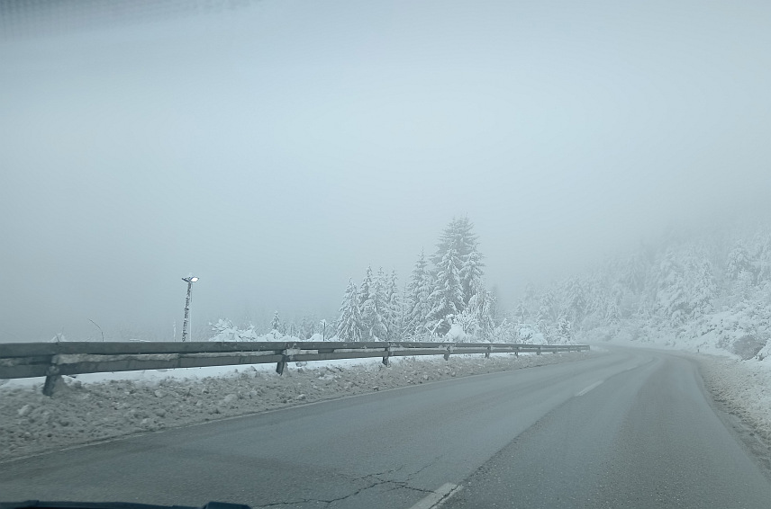 СОКОЛАЦ, 9. ДЕЦЕМБРА /СРНА/ - Магистрални и регионални путеви Сарајевско-романијске и Горњодринске регије посути су абразивним материјалном и саобраћај се одвија редовно, а на Јахорини је механизација на терену.