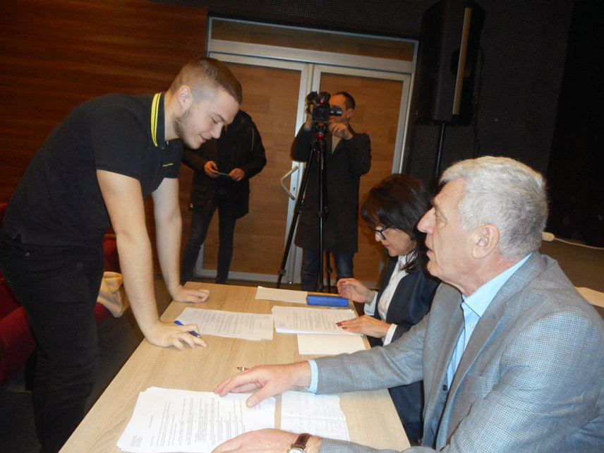 БРАТУНАЦ, 10. ФЕБРУАРА /СРНА/ - Начелник општине Братунац Лазар Продановић потписао је данас уговоре о стипендирању 158 редовних студената државних факултета који имају пребивалиште у овој локалној заједници.
