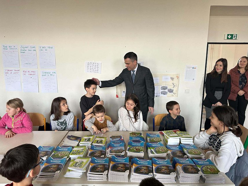 ПРАГ, 10. ФЕБРУАРА /СРНА/ - Министар без портфеља у Влади Србије задужен за односе са дијаспором Ђорђе Милићевић свечано је данас у Прагу отворио Српску допунску школу "Јелена Анжујска" у Прагу.