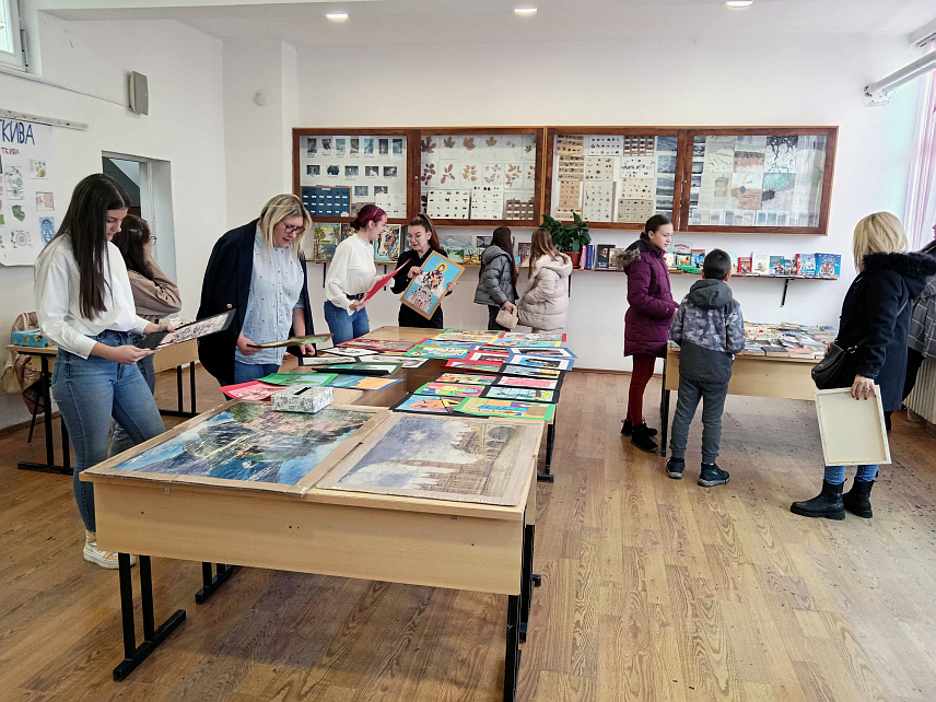 СОКОЛАЦ, 10. ФЕБРУАРА /СРНА/ - На хуманитарном базару "Заједно можемо више" данас је у соколачком Средњошколском центру "Василије Острошки" прикупљено 2.881 КМ за породицу Tерзић у Мокром и дјевојчицу Милицу Јовановић из Кнежине, рекла је Срни координатор Савјета ученика у овој школи, професор информатике Ања Крсмановић.