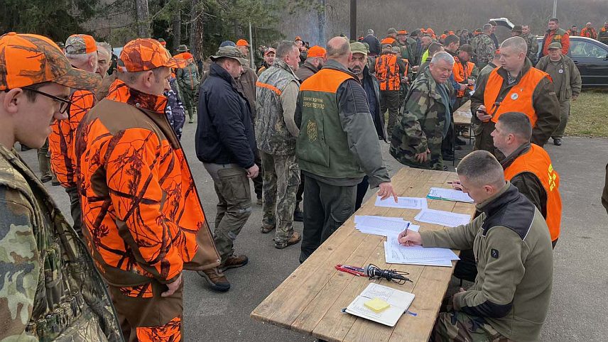 ПЕТРОВО, 10. ФЕБРУАРА /СРНА/ - Хајка на вука која је данас на Озрену окупила око 600 ловаца завршена је без ловачког трофеја.