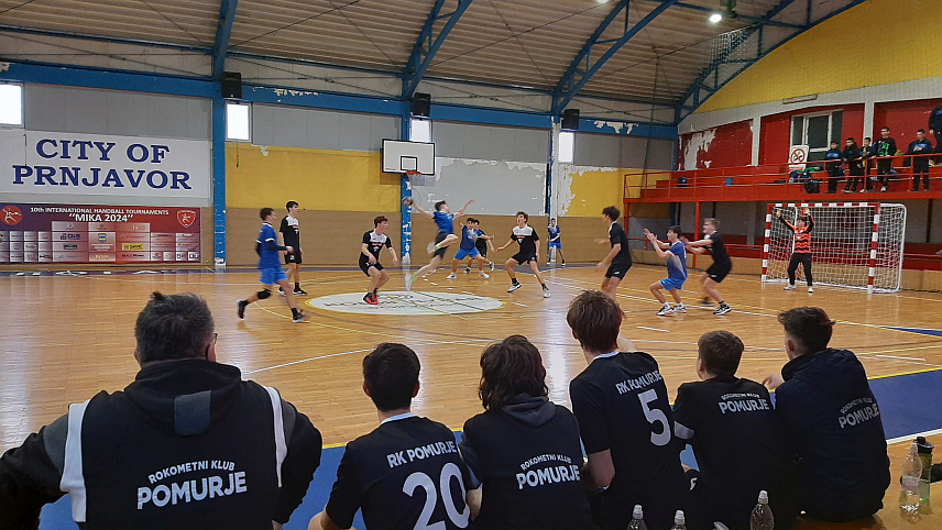 ПРЊАВОР, 10. ФЕБРУАРА /СРНА/ - У Прњавору је данас свечано отворен 10. Међународни рукометни турнир "Мика 2024" на којем учествује 16 екипа са око 250 младих рукометаша из Србије, Словеније, Мађарске, Хрватске и БиХ.