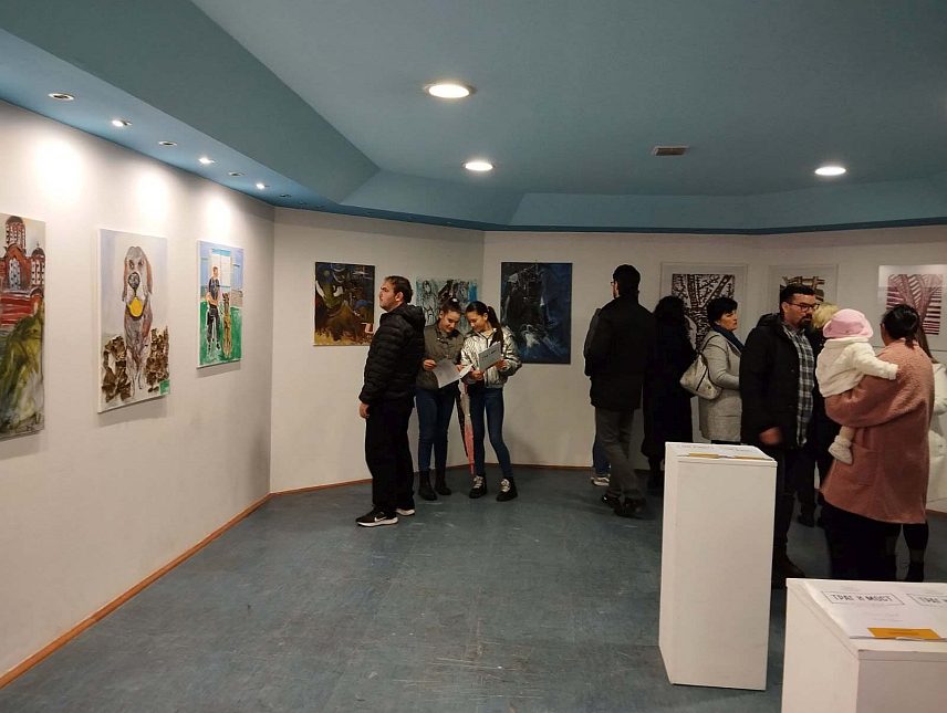 БИЛЕЋА, 10. ФЕБРУАРА /СРНА/ - Изложба слика и графика "Траг и мост" младих билећких умјетника Лане Радан и Милоша Радића отворена је вечерас у галерији Дома културе "Јевто Дедијер".