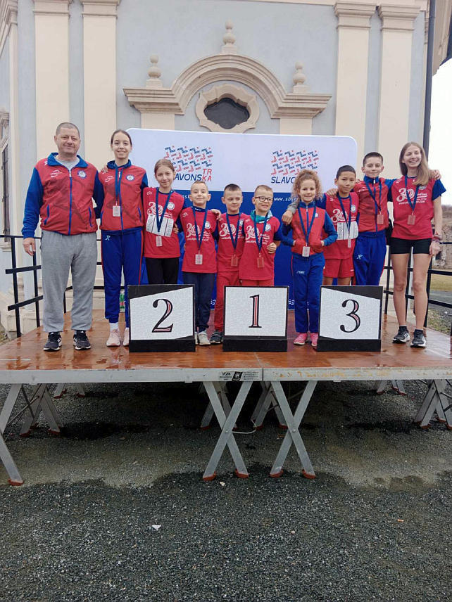 ПРЊАВОР, 11. ФЕБРУАРА /СРНА/ - Чланови Атлетског клуба /АК/ "Прњавор" освојили су двије златне, једну сребрну и двије бронзане медаље на данашњој 7. Међународној трци у Славонском Броду.