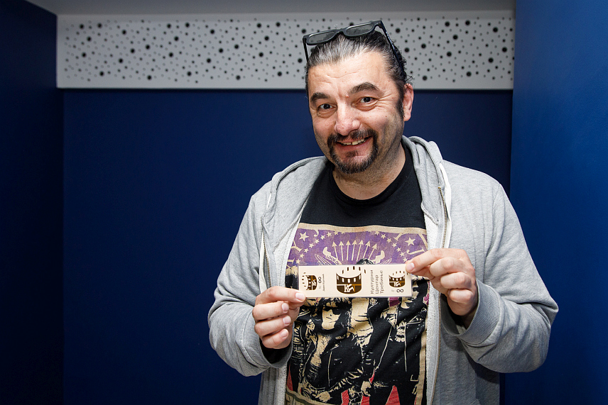 ТРЕБИЊЕ, 11. ФЕБРУАРА /СРНА/ - Tребињски глумац и радијски водитељ Дарко Куртовић вишеструко је талентован умјетник који осваја срца публике у позоришту, а као велики љубитељ филма добио је доживотну бесплатну карту за требињски биоскоп.