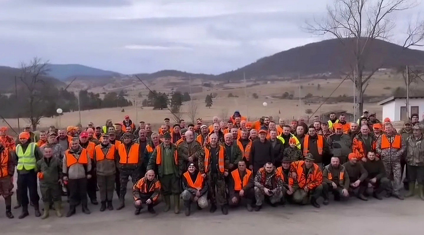 РОГАTИЦА, 12. ФЕБРУАРА /СРНА/ - Ловачко удружење "Рогатица" организовало је протеклог викенда хајку на вука на подручју боричког платоа у којој је учествовало више од 200 ловаца из Рогатице и гостију.