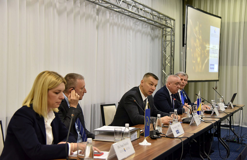 САРАЈЕВО, 12. ФЕБРУАРА /СРНА/ - Министар безбједности у Савјету министар Ненад Нешић упознао је данас у Сарајеву Комитет експерата за процјену мјера против прања новца и финансирања тероризма о мјерама које су предузете у тој области у протеклом периоду.