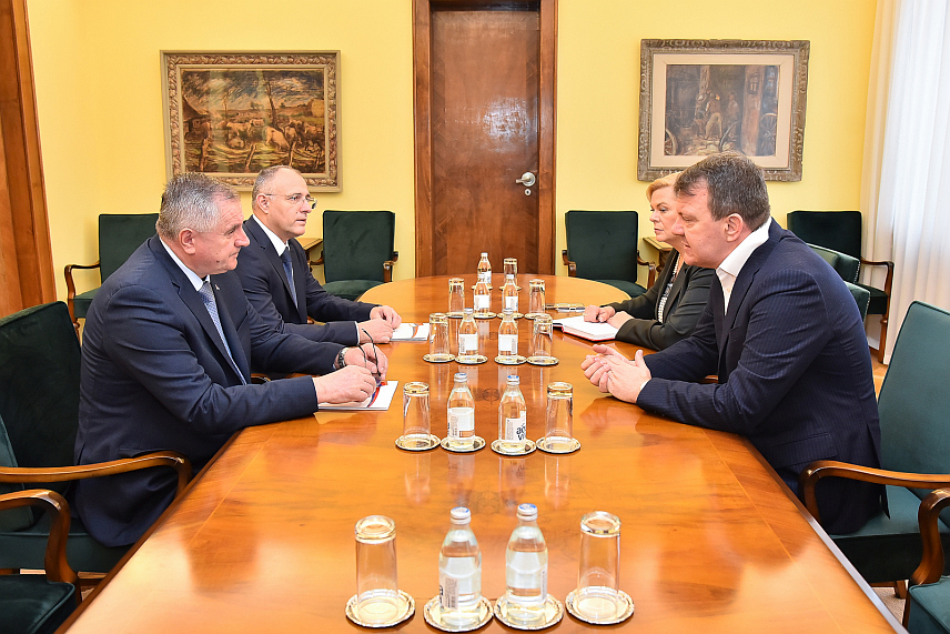 НОВИ САД, 12. ФЕБРУАРА /СРНА/ - Предсједник Владе Републике Српске Радован Вишковић састао се у Новом Саду са предсједником Покрајинске владе Војводине Игором Мировићем.