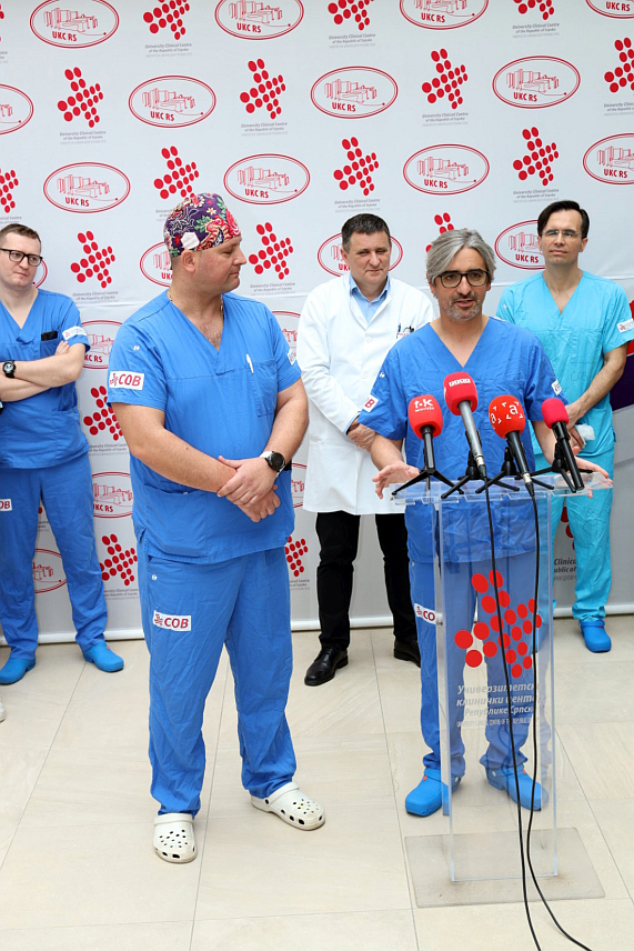 БАЊАЛУКА, 12. ФЕБРУАРА /СРНА/ - Чувени грудни хирург и вишегодишњи сарадник Универзитетског клиничког центра /УКЦ/ Републике Српске Диего Гоназалез Ривас поново борави у Универзитетском клиничком центру Републике Српске гдје ће заједно са љекарима Клинике за торакалну хирургију на челу са Марком Кантаром, изводити хируршке захвате.