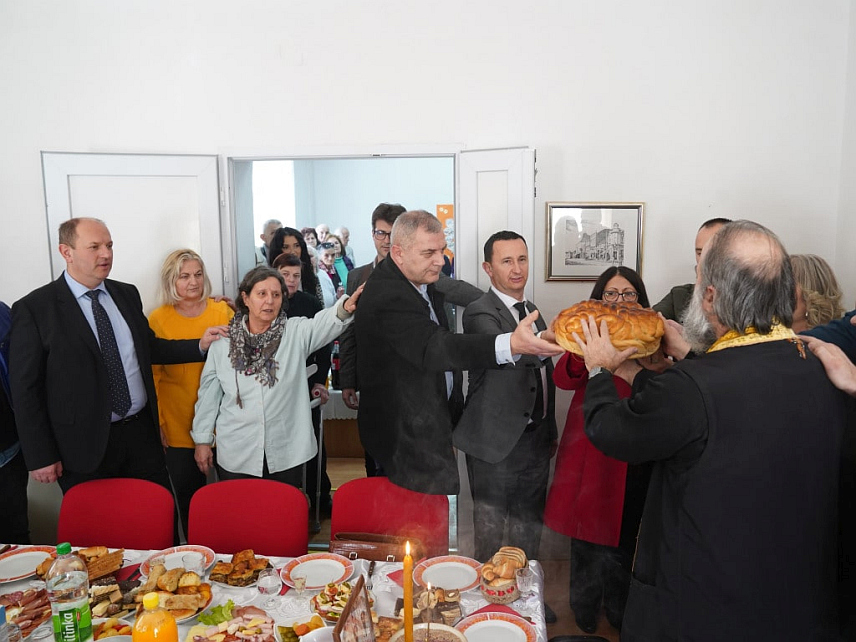 TРЕБИЊЕ, 12. ФЕРУАРА /СРНА/ - Коло српских сестара из Требиња данас је обиљежило крсну славу Света три јерарха.