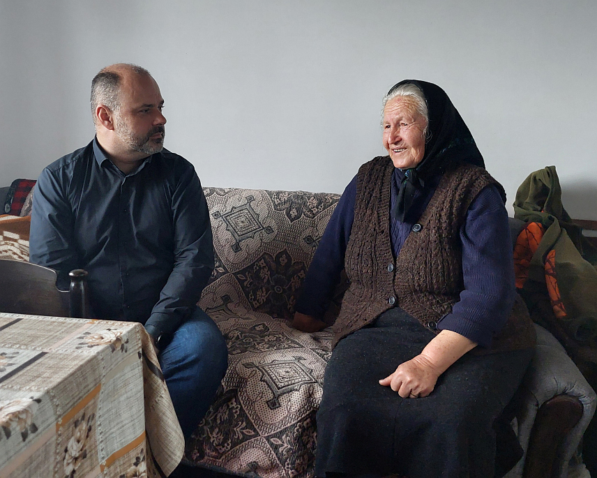 ВИШЕГРАД, 12. ФЕБРУАРА /СРНА/ - Начелник општине Вишеград Младен Ђуревић посјетио је данас Милену Грујић /75/ из села Коритник код Вишеграда, која је у Одбрамбено-отаџбинском рату изгубила сина јединца Радоја, и обећао да ће јој Општинска управа у сарадњи са локалном Борачком организацијом помоћи у санацији куће.