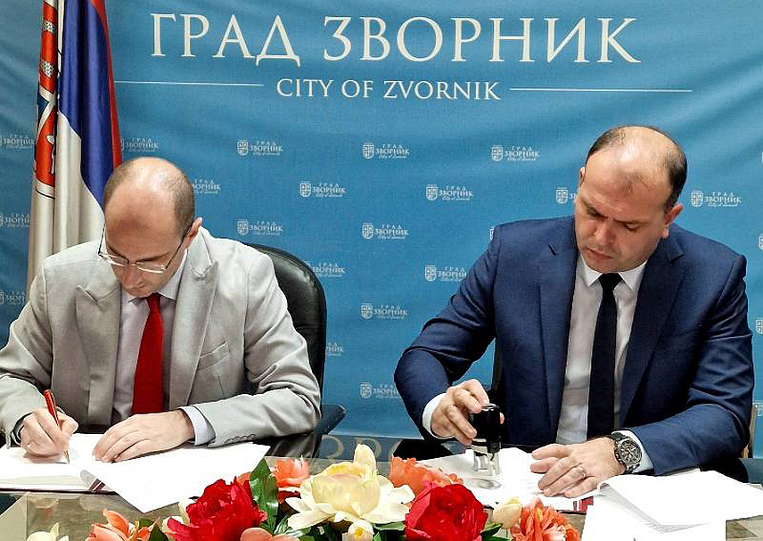ЗВОРНИК, 12. ФЕБРУАРА /СРНА/ - Градоначелник Зворника Бојан Ивановић и декан Правног факултета Универзитета у Источном Сарајеву Горан Марковић потписали су данас меморандум о разумијевању и сарадњи, чији се примарни дио односи на пружање могућности студентима да прођу студентску праксу у Градској управи и јавним предузећима у том граду.