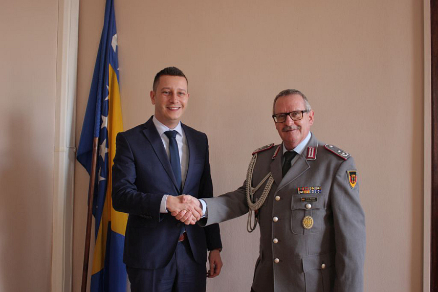 САРАЈЕВО, 12. ФЕБРУАРА /СРНА/ - Замјеник министра одбране у Савјету министара Александар Гогановић на састанку са војним аташеом Њемачке у БиХ пуковником Францом-Јозефом Нолтом у Сарајеву.