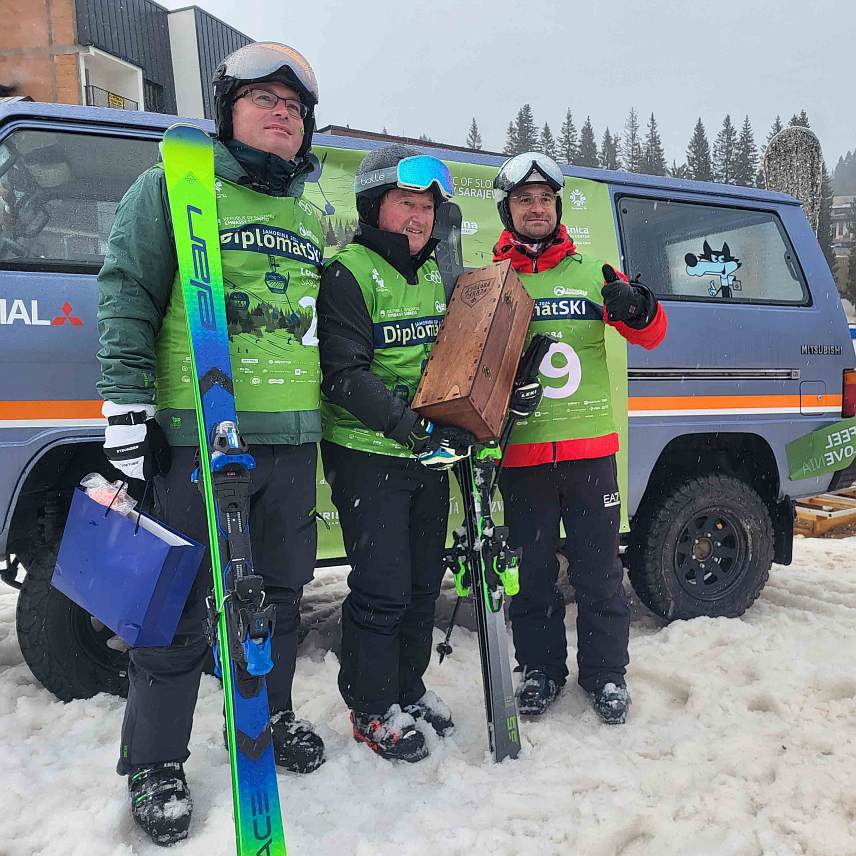 ЈАХОРИНА,12. ФЕБРУАРА/СРНА/- Директор Олимпијског центра "Јахорина" Дејан Љевнаић, амбасадор Словеније у БиХ Дамијан Седар и бивши југословенски репрезентативац у алпском скијању Бојан Крижај.