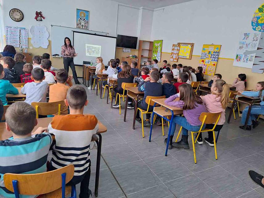 БИЈЕЉИНА, 12. ФЕБРУАРА /СРНА/ -Инспектор за високотехнолошки криминалитет у Полицијској управи Бијељина Јелица Кокотовић на предавању које је одржано у Основној школи "Дворови" у истоименом бијељинском насељу.	
