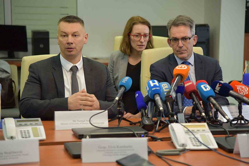 САРАЈЕВО, 12. ФЕБРУАРА /СРНА/ - Тим БиХ за преговоре о споразуму о сарадњи са Фронтексом предводи директор Граничне полиције БиХ Мирко Купрешаковић , а састанку којим је озваничен почетак овог процеса, присуствовали министар безбједности у Савјету министара Ненад Нешић и замјеник генералног директора за унутрашње послове при Европској комисији Оливер Ониди