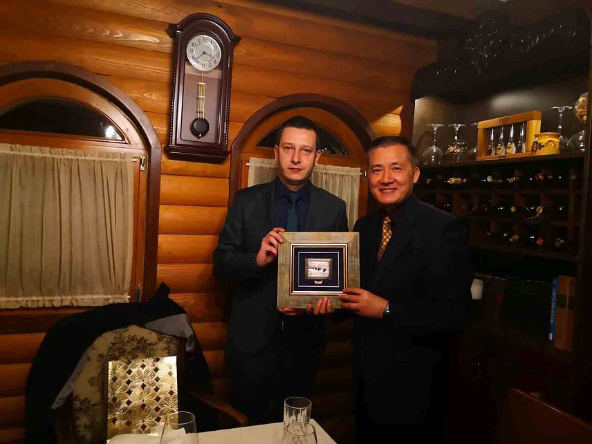 САРАЈЕВО, 12. ФЕБРУАРА /СРНА/ - Замјеник министра одбране у Савјету министара Александар Гогановић уприличио је данас опроштајни сусрет са кинеским амбасадором у БиХ Ђи Пингом.