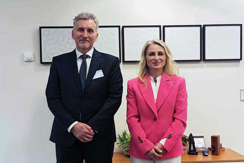 САРАЈЕВО, 13. ФЕБРУАРА /СРНА/- Предсједавајући Дома народа Парламентарне скупштине БиХ Кемал Адемовић разговарао је у Бриселу са потпредсједником Европског парламента Дитом Чаранзовом о испуњавању преосталих предуслова за отварање преговора о чланству БиХ у ЕУ.