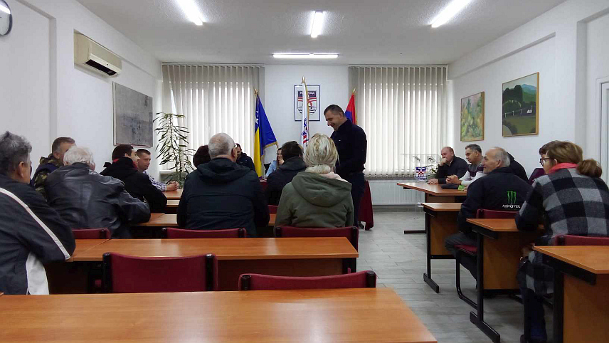 НОВИ ГРАД, 13. ФЕБРУАРА /СРНА/ - У Новом Граду данас су представљени уговори за кооперантску производњу краставаца корнишона, коју организују Пољопривредна задруга "Агронова" из Новог Града и Земљорадничка задруга "Грачанка" из Грачанице