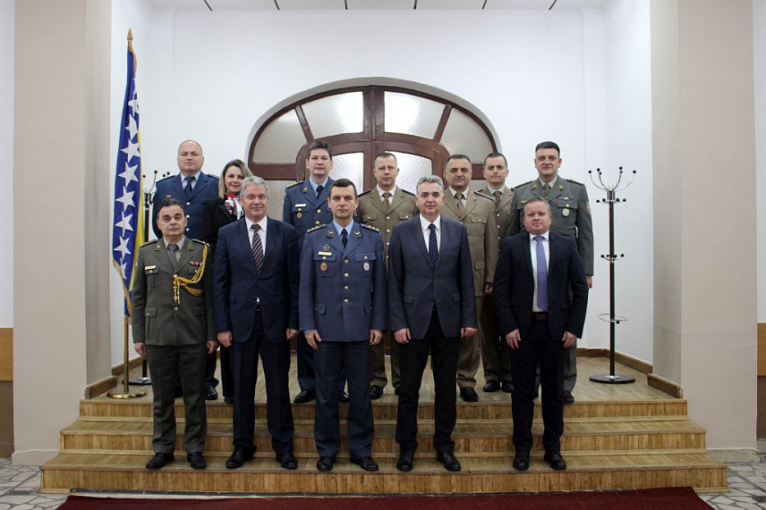 САРАЈЕВО, 13. ФЕБРУАРА /СРНА/ - Делегација Министарства одбране и Оружаних снага БиХ састала се данас у Сарајеву са Министарством одбране Србије с циљем билатералних консултација у области одбране и потписивања Плана билатерално-одбрамбене сарадње за 2024. годину.