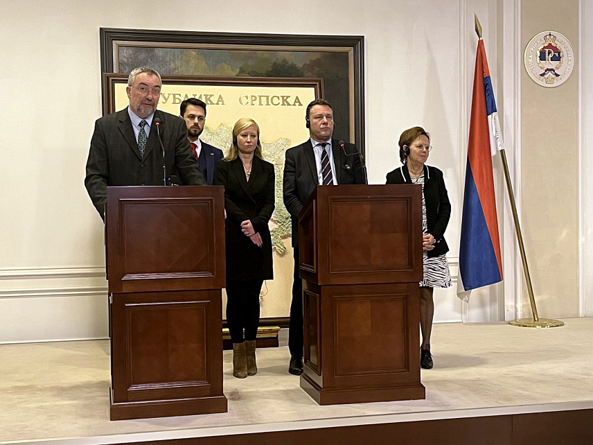 БАЊАЛУКА, 13. ФЕБРУАРА /СРНА/ - Директор Центра за друштвено-политичка истраживања Републике Српске Душан Павловић и посланик у Европском парламенту Жан-Лин Лакапел на конференцији за новинаре у Бањалуци након округлог стола "Западна и Југоисточна Европа - људска права и двоструки стандарди".