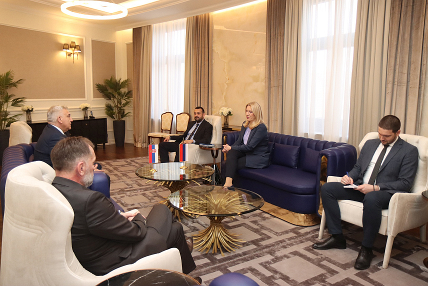 БАЊАЛУКА, 13. ФЕБРУАРА /СРНА/ - Српски члан Предсједништва БиХ Жељка Цвијановић и новоименовани амбасадор Србије у БиХ Иваном Тодоров оцијенили су данас у Бањалуци да су односи Србије и Републике Српске одлични и пријатељски, те да сарадња никада у прошлости није била боља, конкретнија и садржајнија./фото - Борислав Здриња/