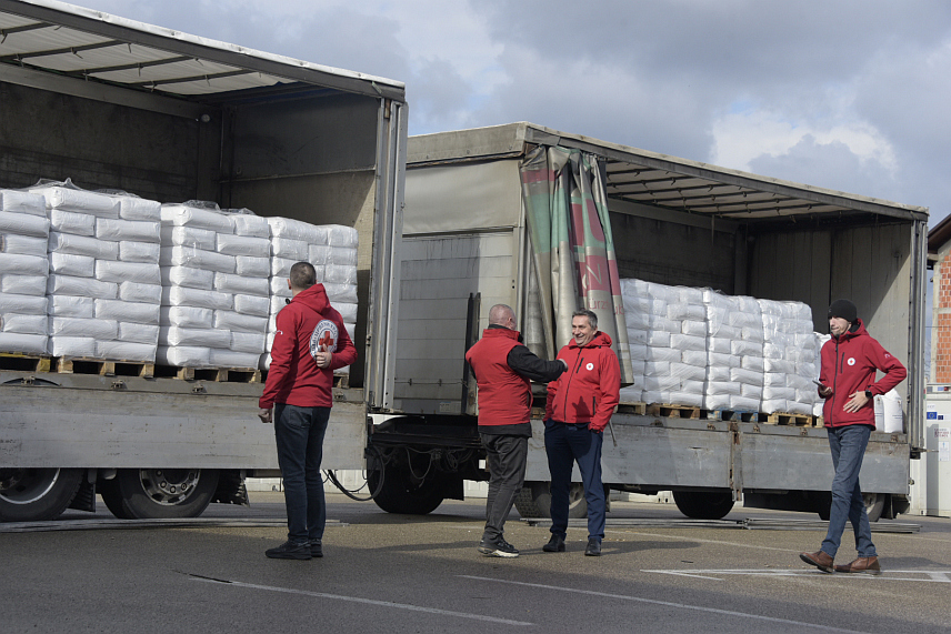 БАЊАЛУКА, 13. ФЕБРУАРА /СРНА/ - Црвени крст Републике Српске је, у сарадњи са Министарством трговине и туризма Српске, започео дистрибуцију 530 тона брашна за кориснике јавних кухиња и социјално угрожено становништво у Српској.