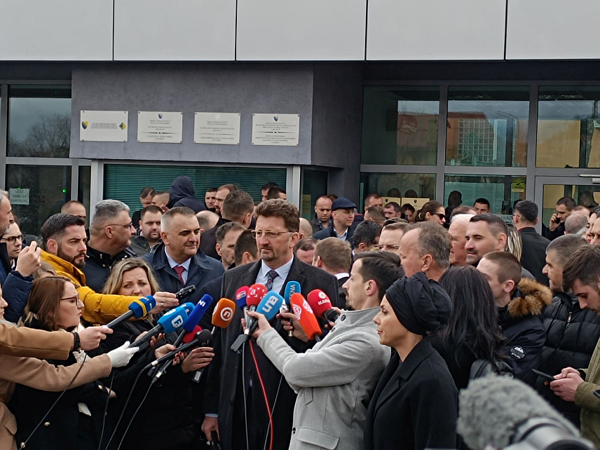 САРАЈЕВО, 13. ФЕБРУАРА /СРНА/ - Миљкан Пуцар адвокат в.д. директора "Службеног гласника Српске" Милоша Лукића након рочишта испред Суда БиХ.